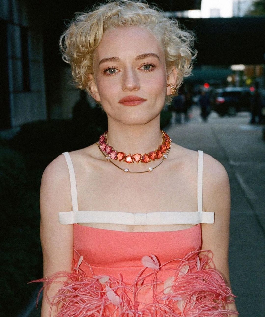 Julia Garner 有一頭招牌捲髮。