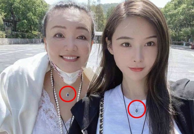 雖然張蘭對兒子汪小菲「是否在離婚後交了新女友」都不停否認,卻被發現與張穎穎戴同款項鍊。
