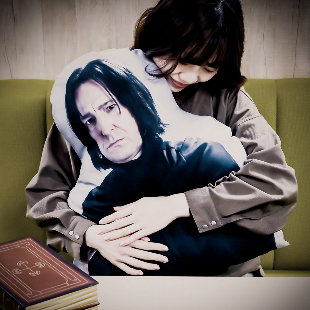 把演員艾倫擁入懷中