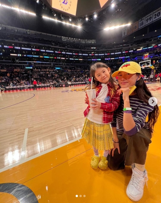 秦舒培與女兒、陳冠希一起去看NBA湖人球賽