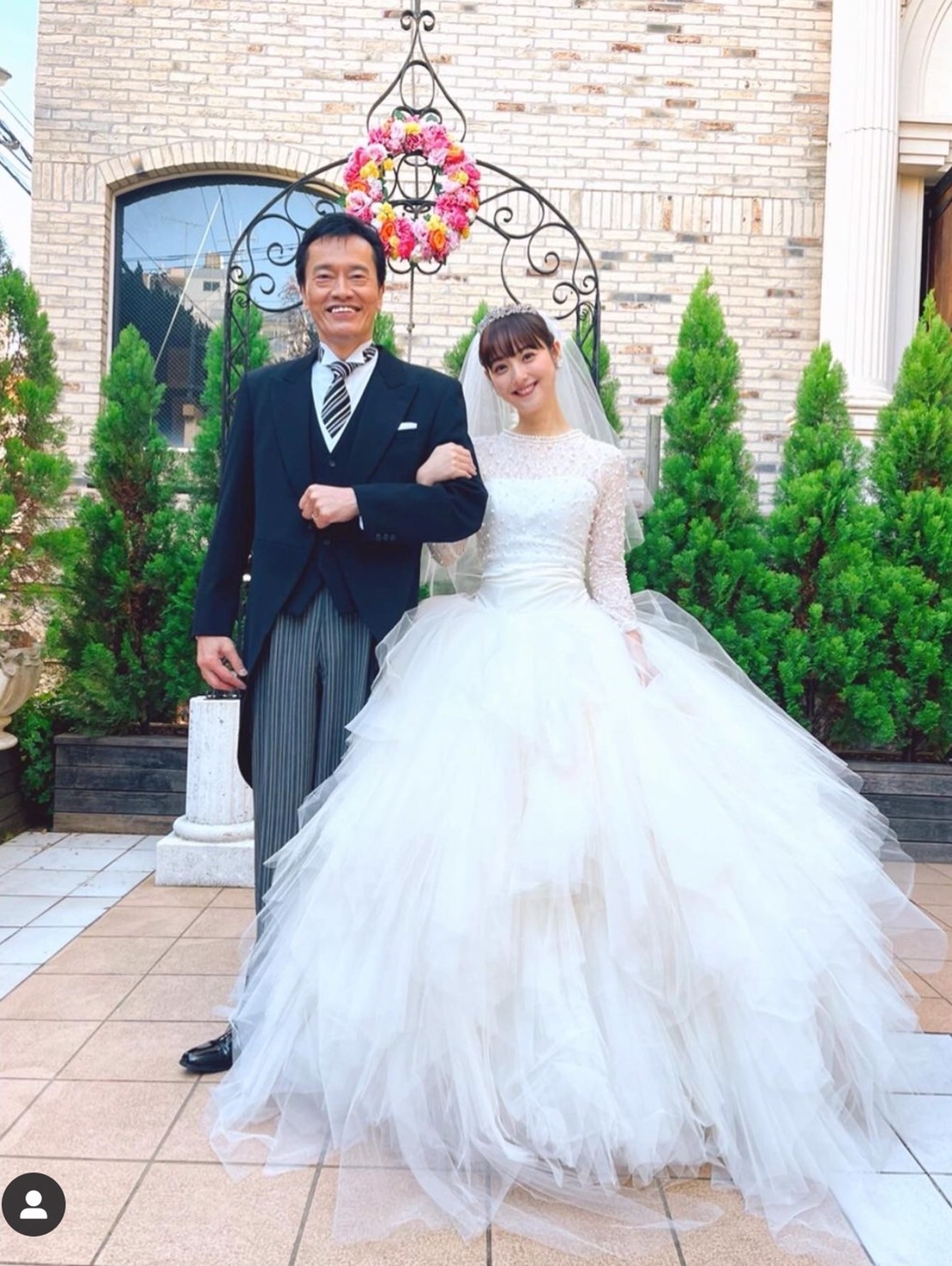 佐佐木希在老公渡部建被封殺時期,在工作時穿上婚紗