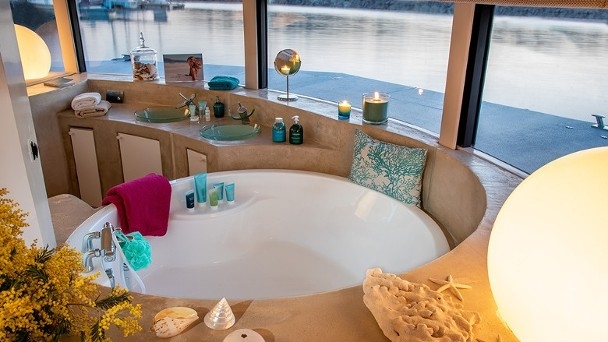 在寧靜的海上夜晚泡個熱水澡,光想像就很治癒