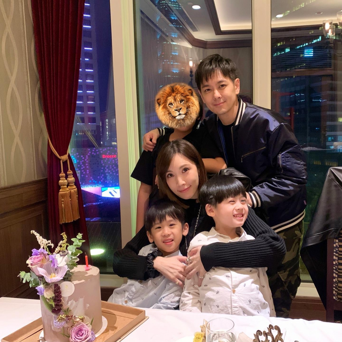 如今育有三子、生活幸福美滿