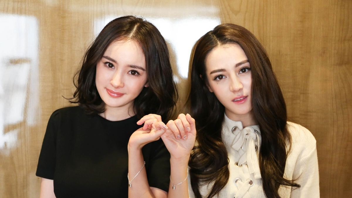 楊冪開設了經紀公司，迪麗熱巴為旗下藝人。