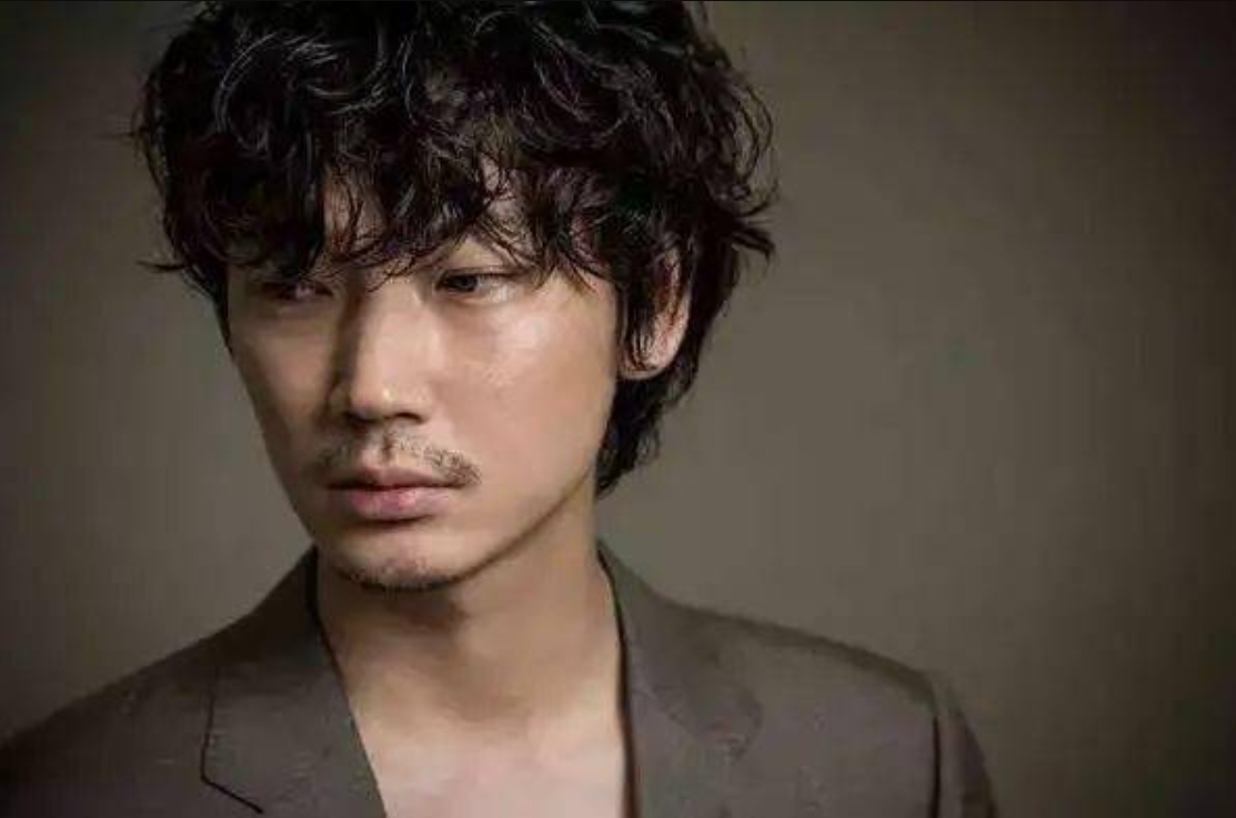 綾野剛是日本家喻戶曉的日劇男神