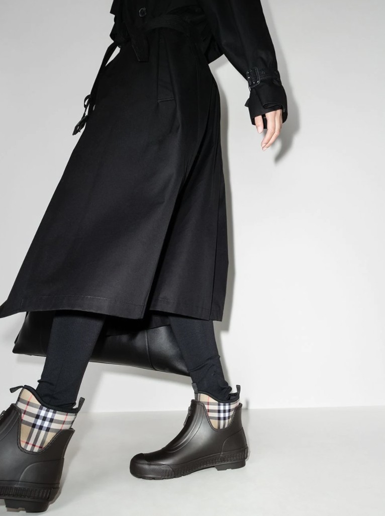 BURBERRY Flinton checked rubber rain boots，約 NT$12,000