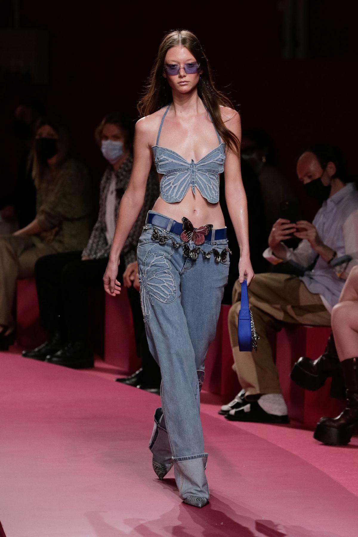 2022 Blumarine 春夏時裝秀上，低腰褲與大蝴蝶皮帶釦的搭配非常顯眼。