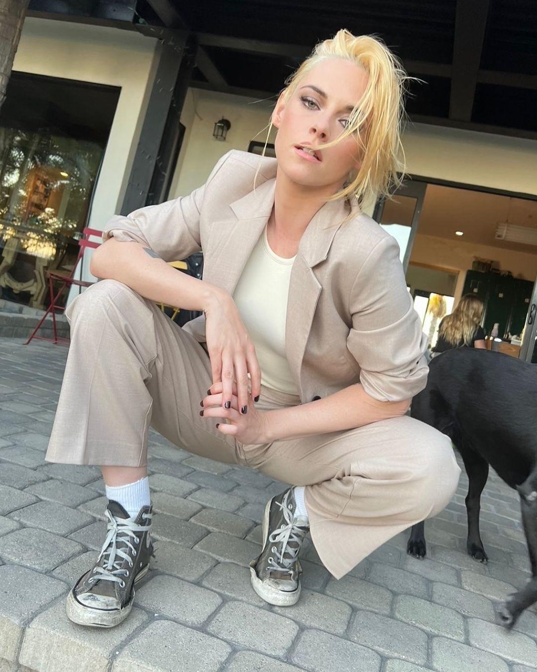 克莉絲汀提到在與羅伯的感情中，輿論與大眾成為了他們感情之間的敵人