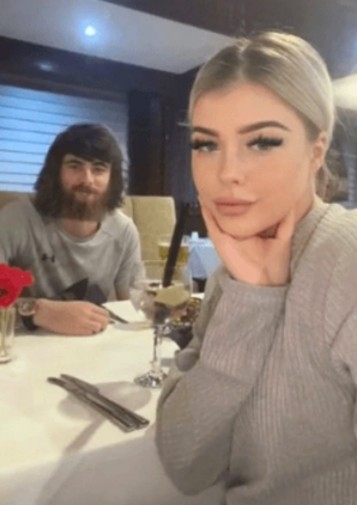 國外一位女孩愛上流浪漢，與他共進晚餐