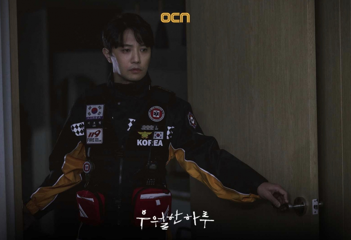 消防員李浩哲（晉久 飾）意外撞見連環殺人魔的犯案時刻