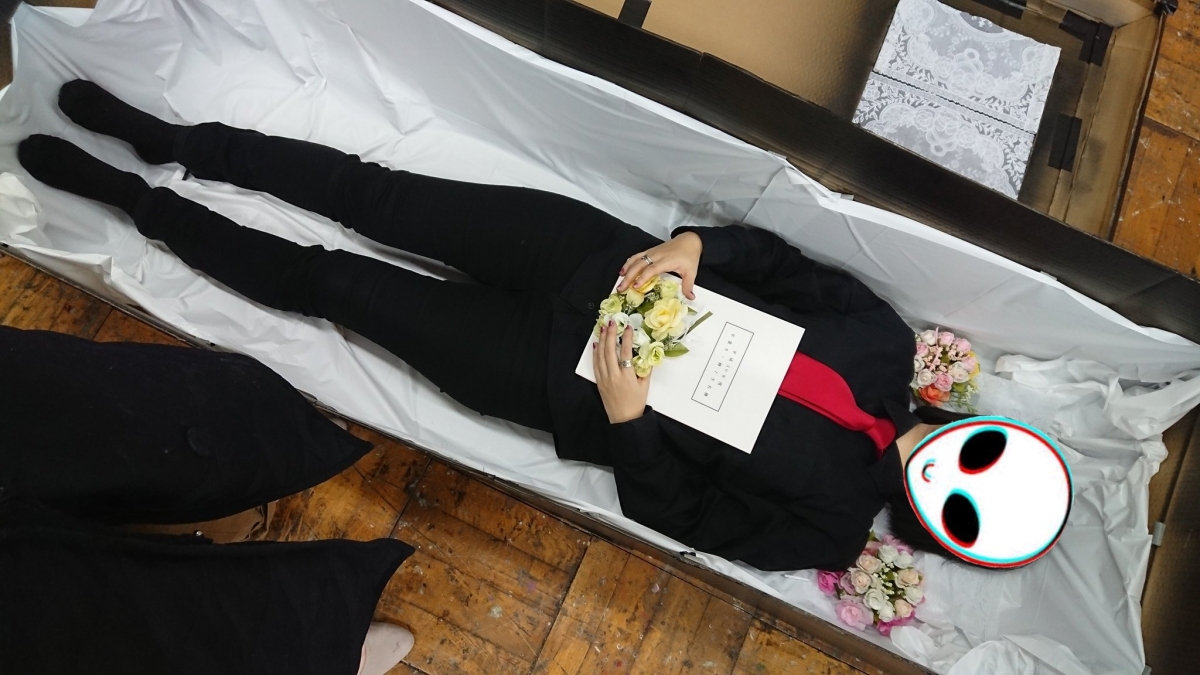 還有人躺著棺材進入畢業典禮