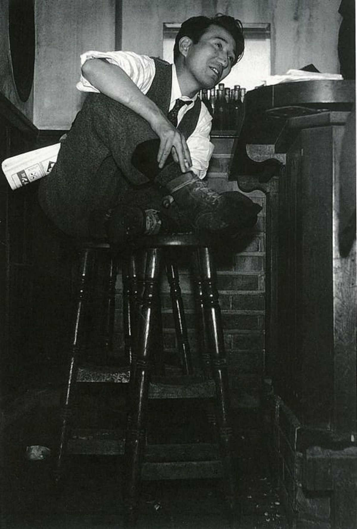 1946年於酒吧中的太宰治。