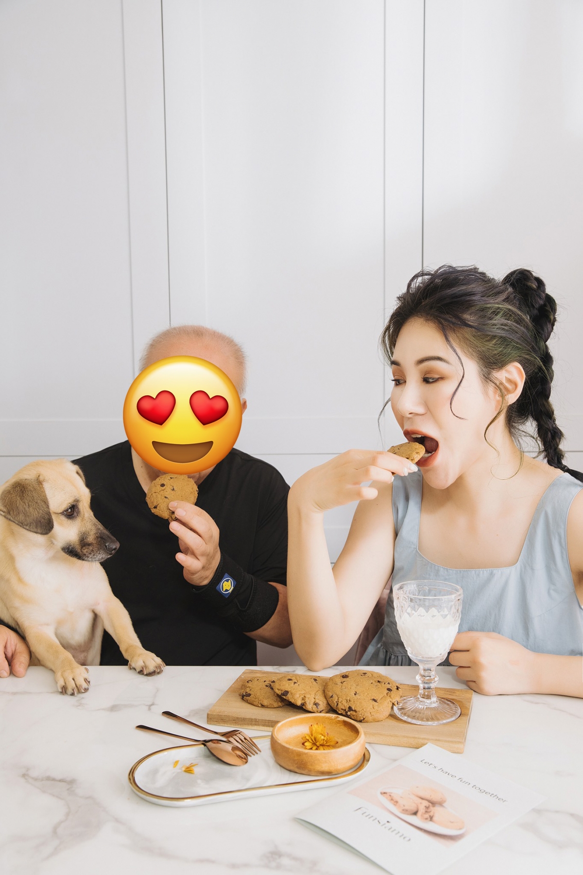 丹妮婊姐與父親、寵物「胖皮」。