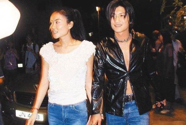 謝霆鋒和王菲的世紀牽手場景。