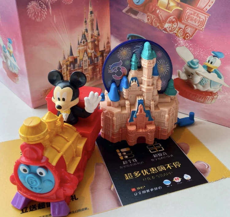 米奇常規款「米奇極速光輪」、「米奇童話列車」