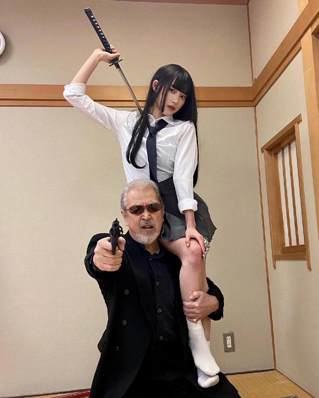 老爸扛著女兒的超強黑道氣勢