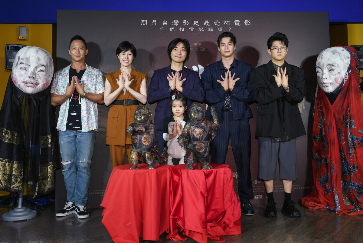 《咒》首映會，左起為演員高英軒、蔡亘晏，導演柯孟融，演員林敬倫、阿Q，前排為演員黃歆庭