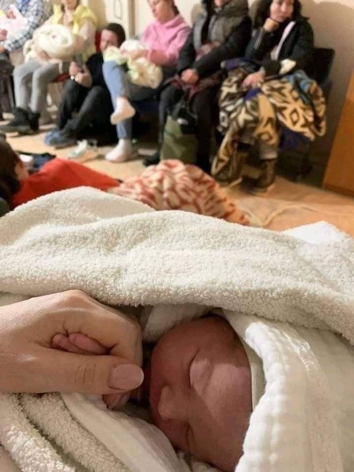 媽媽產後則哭喊希望停止戰火,給孩子一個美好充滿希望的未來。