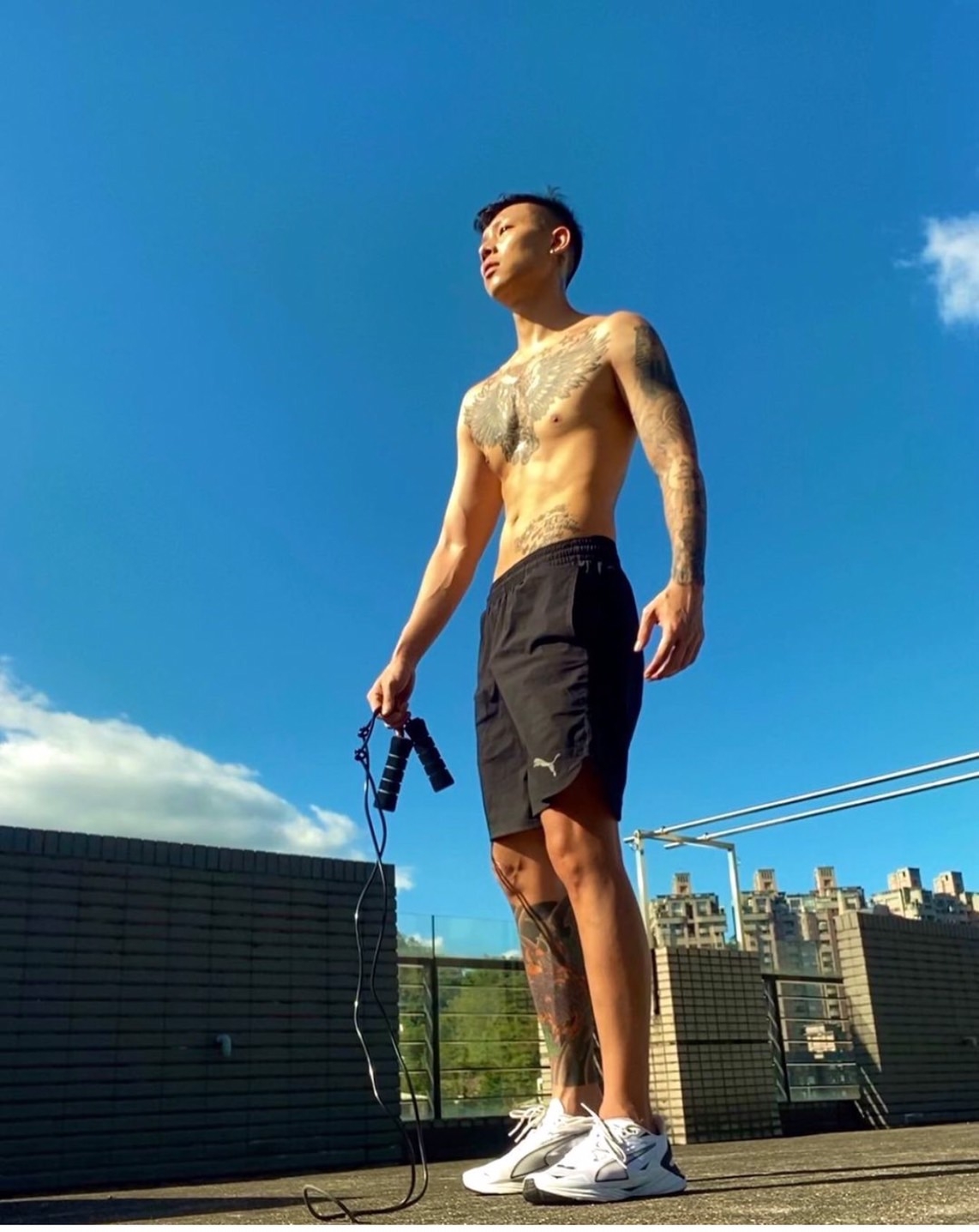 瘦子大秀肌肉身材+刺青