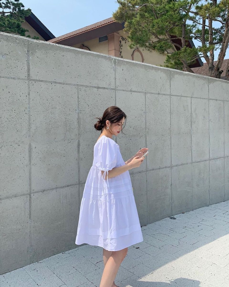 把頭髮盤起露出頸部線條，就能巧妙避開傘狀洋裝顯壯雷區。