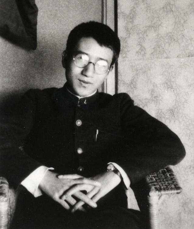 中學時期戴著大眼鏡的太宰治。