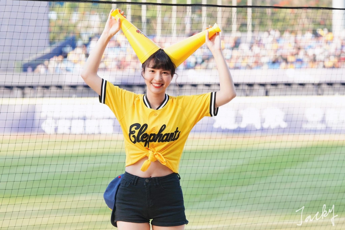 峮峮擔任職棒啦啦隊一路紅到日本