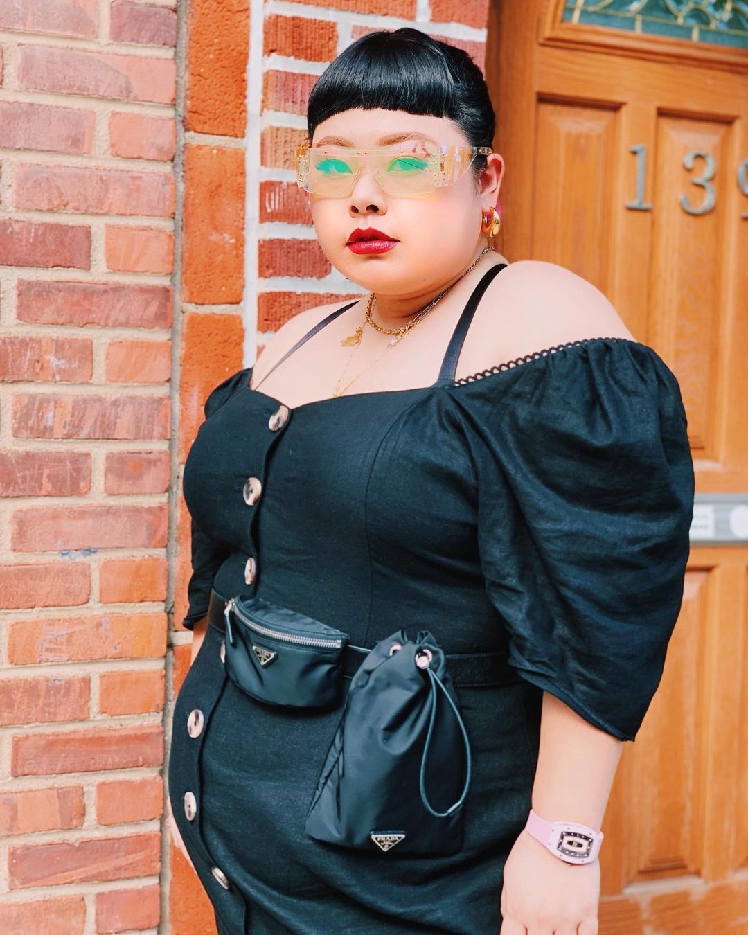 全黑色系的穿搭，也能利用腰間小包或是墨鏡來增加造型感。