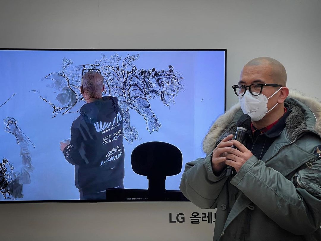 具俊曄2月22日參加展覽時,左手無名指上疑似多了戒指刺青
