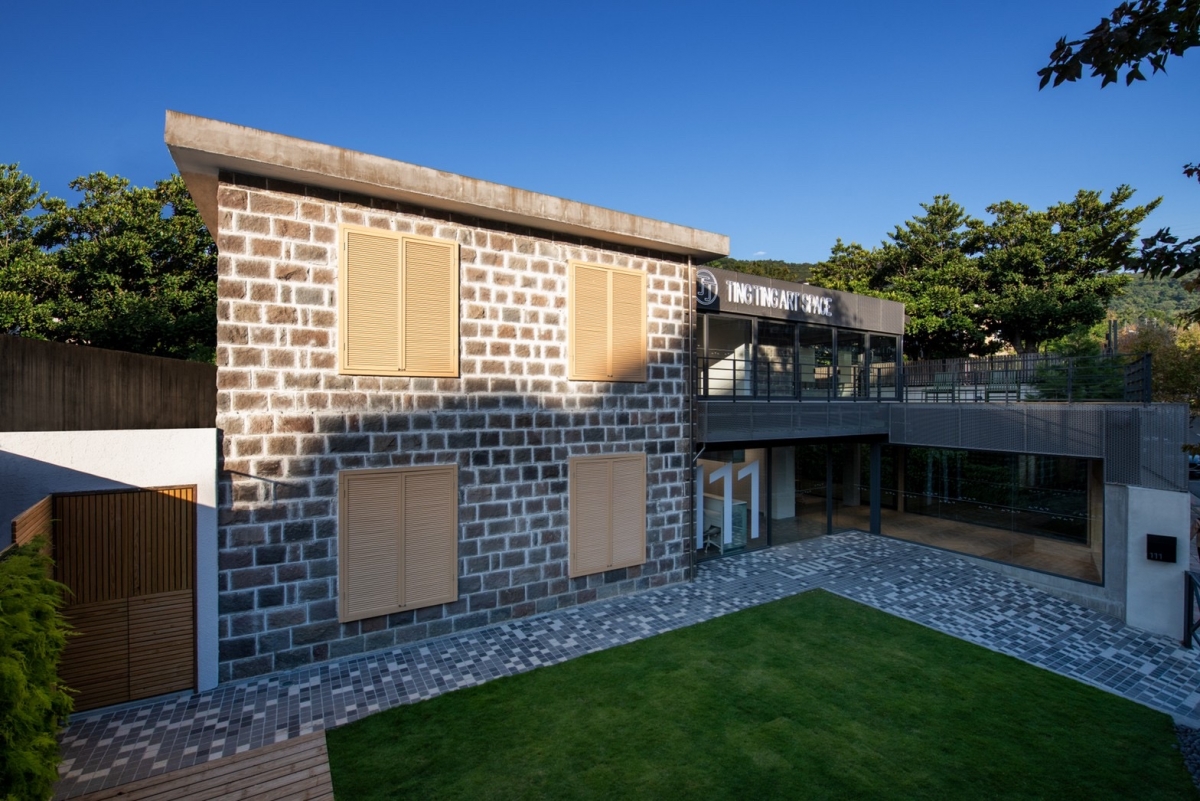 「丁丁藝術空間」是一幢由54年石造洋房所改建的建築。