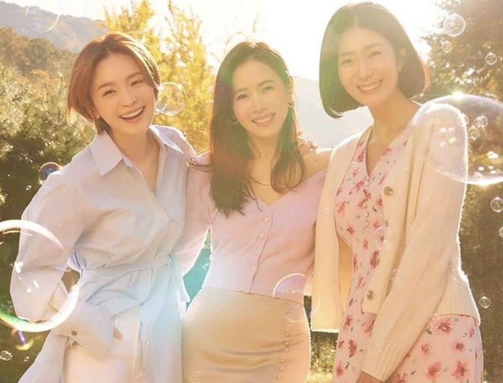 所謂「適婚年齡」不過是社會加諸在女性身上的枷鎖，不論到幾歲都是適合結婚的年齡。