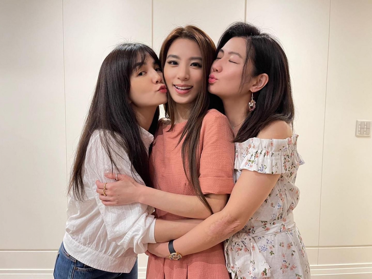 Selina是女子團體「S.H.E」一員，與Hebe、Ella為台灣知名女歌星