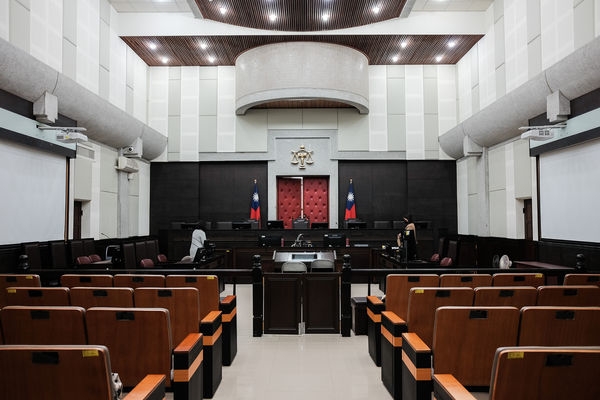 以往的法庭，都給人嚴肅、帶有壓力的形象。