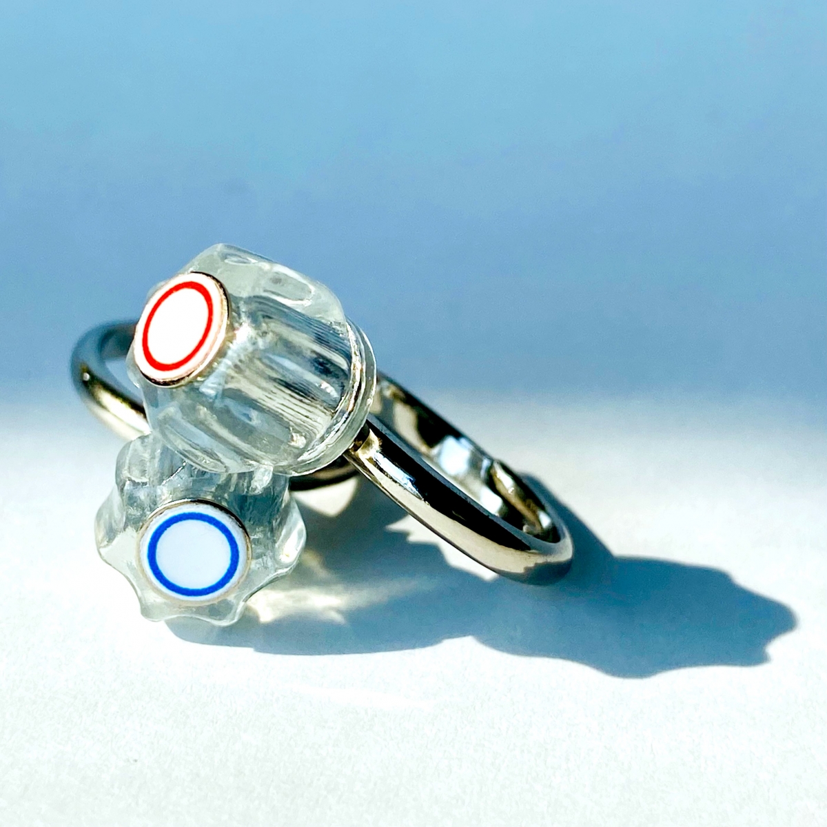 「水龍頭戒指」爆紅。