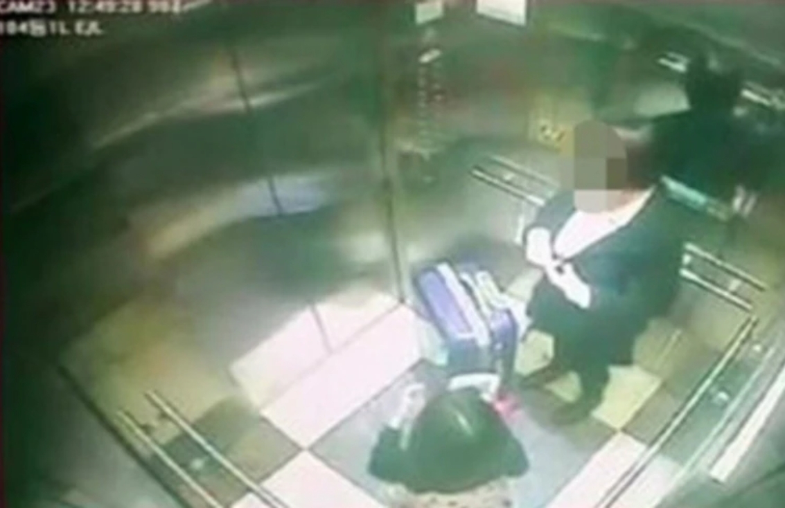 真實犯人金女穿著套裝偽裝成貴婦,騙取女童信任