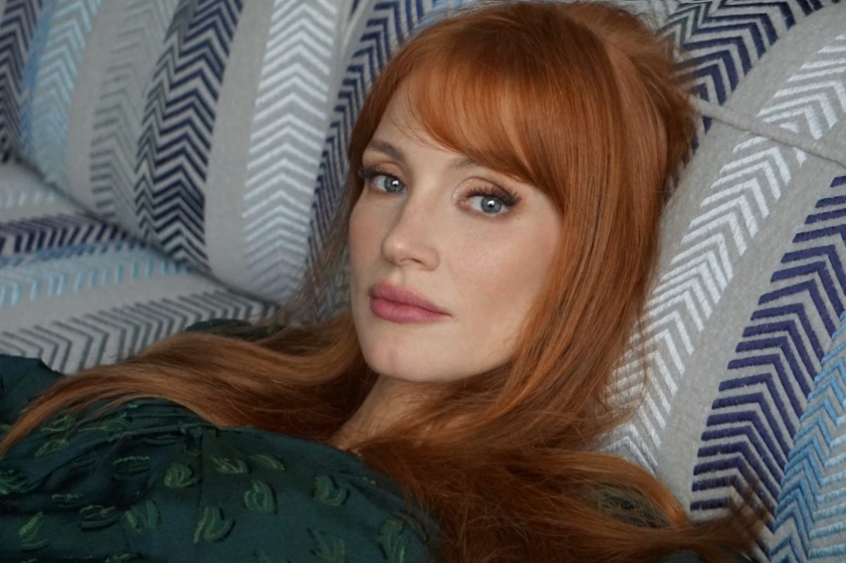 潔西卡雀絲坦紅髮+紅唇是經典造型