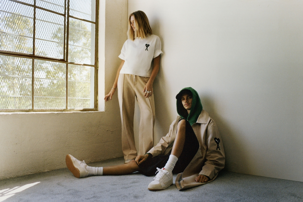 AMI系列短袖T恤 NT$2,380、AMI系列寬褲 NT$5,280(左);AMI系列棒球帽 NT$1,380、AMI系列輕量大衣 NT$10,380、AMI系列長厚連帽T恤 NT$5,280、AMI系列短褲 NT$3,880、Slipstream Lo AMI NT$4,180(右)