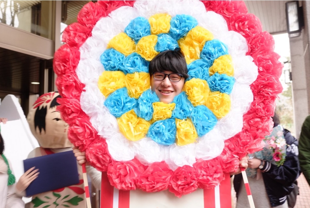 他化身浮誇的花圈領畢業證書