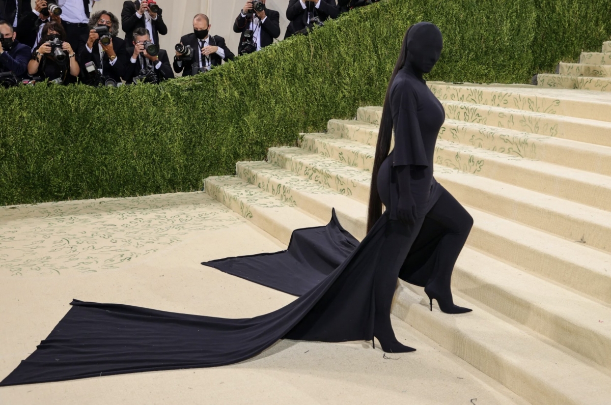 2021年的 Met gala 金卡戴珊以一席全黑套頭連身裝出席。