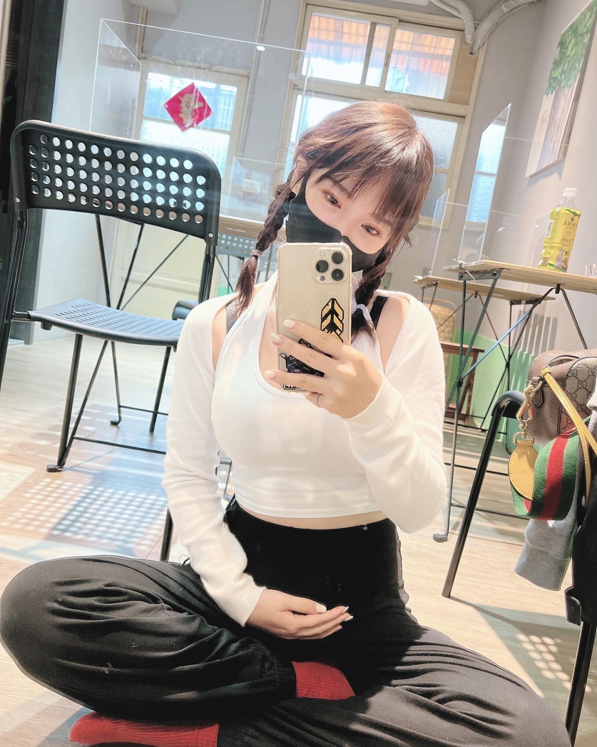 不明顯的孕肚讓人難發現她已懷孕