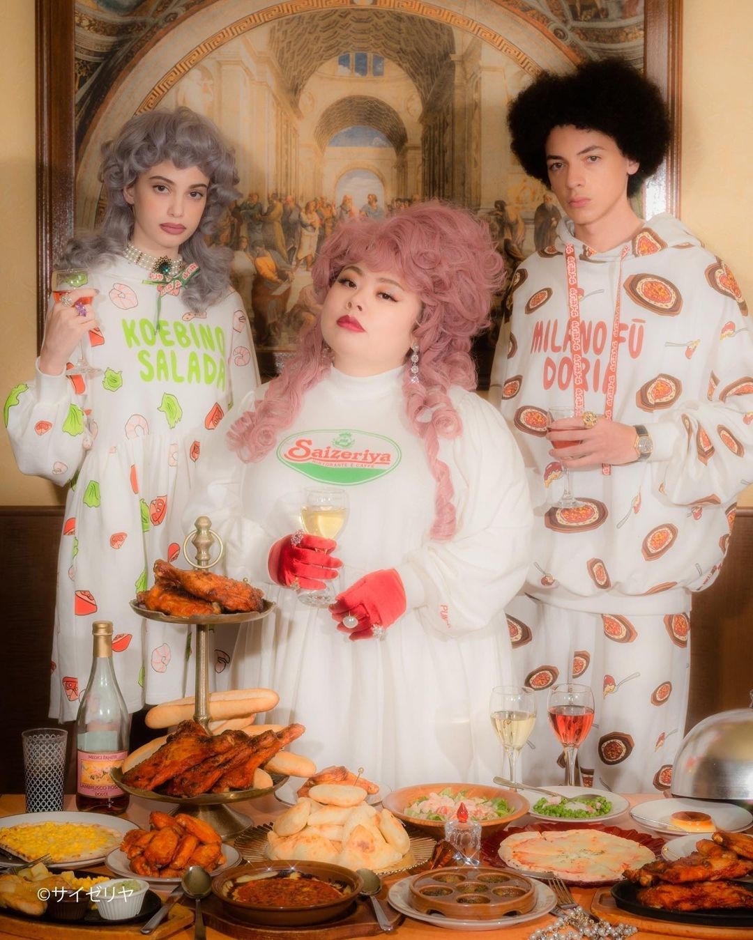 渡邊直美穿著自創品牌 PUNYUS 拍攝形象照。