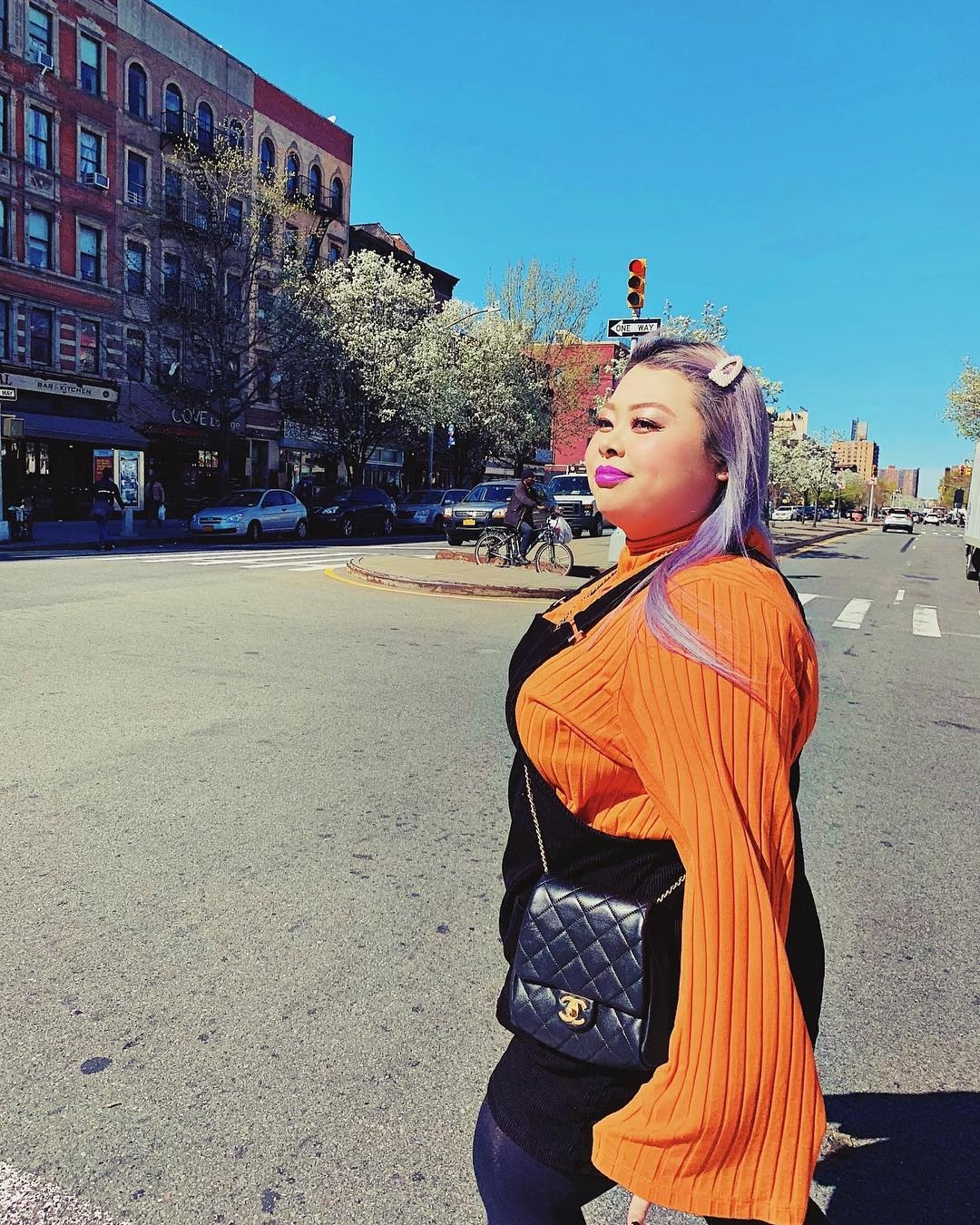 只要有一個亮色系的重點，就能讓本來無趣的穿搭變得更吸睛。