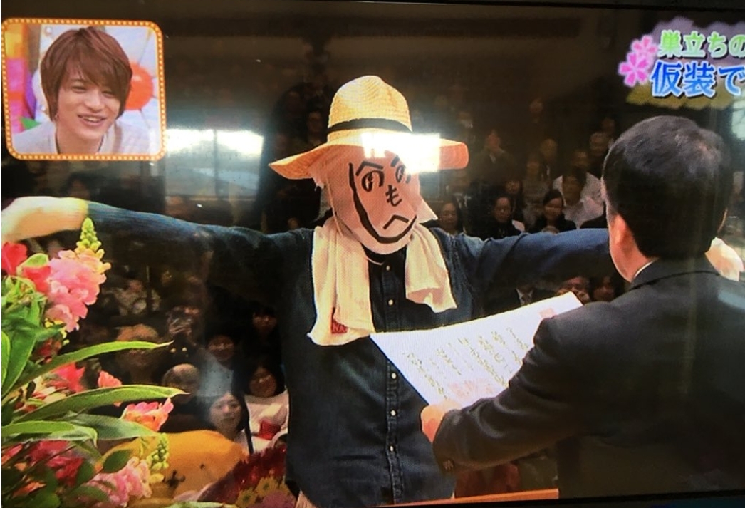 師長頒發畢業證書給稻草人