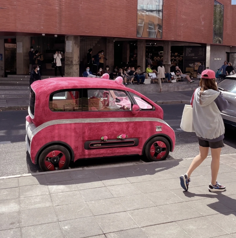 皮克斯《玩具總動員》款「KiWi熊抱哥草莓汽車」