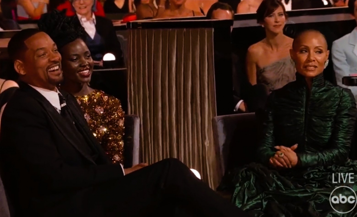 威爾史密斯老婆就坐在隔壁