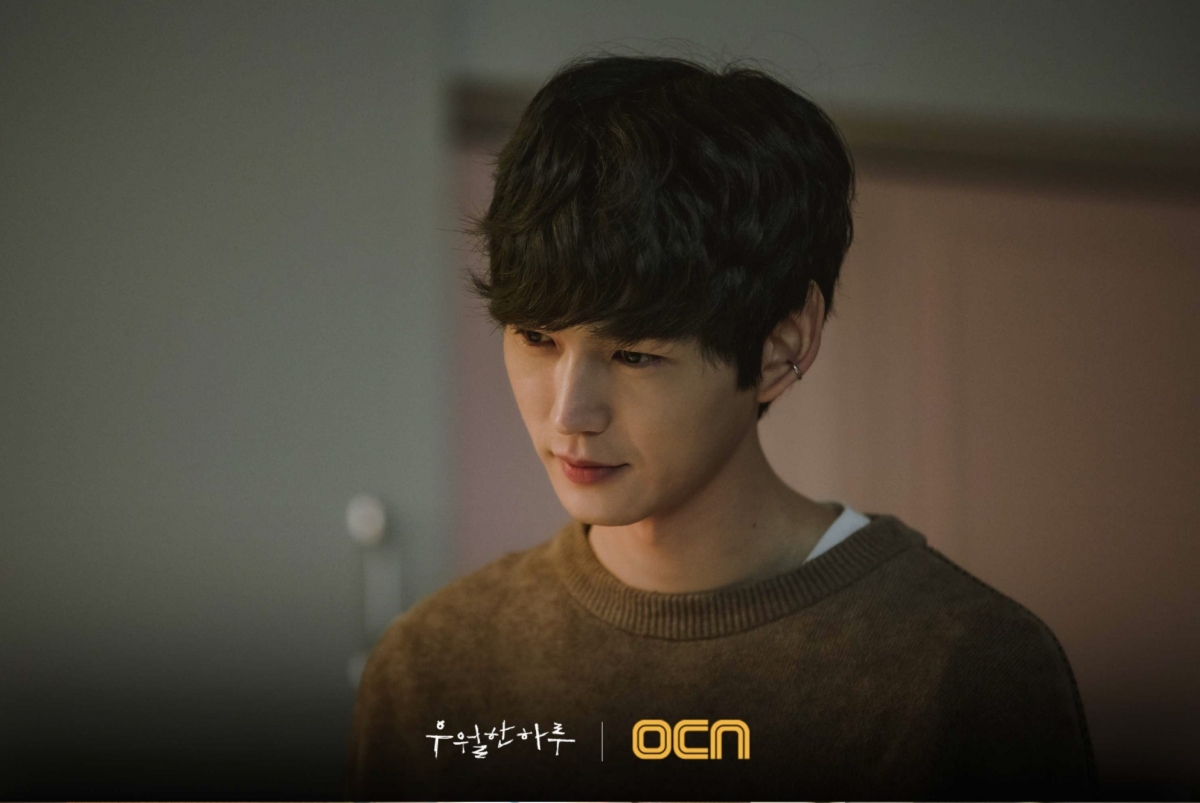 權時宇（李源根 飾）