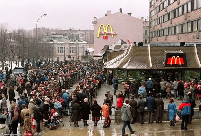 1990年首間麥當勞於俄羅斯開賣的景象