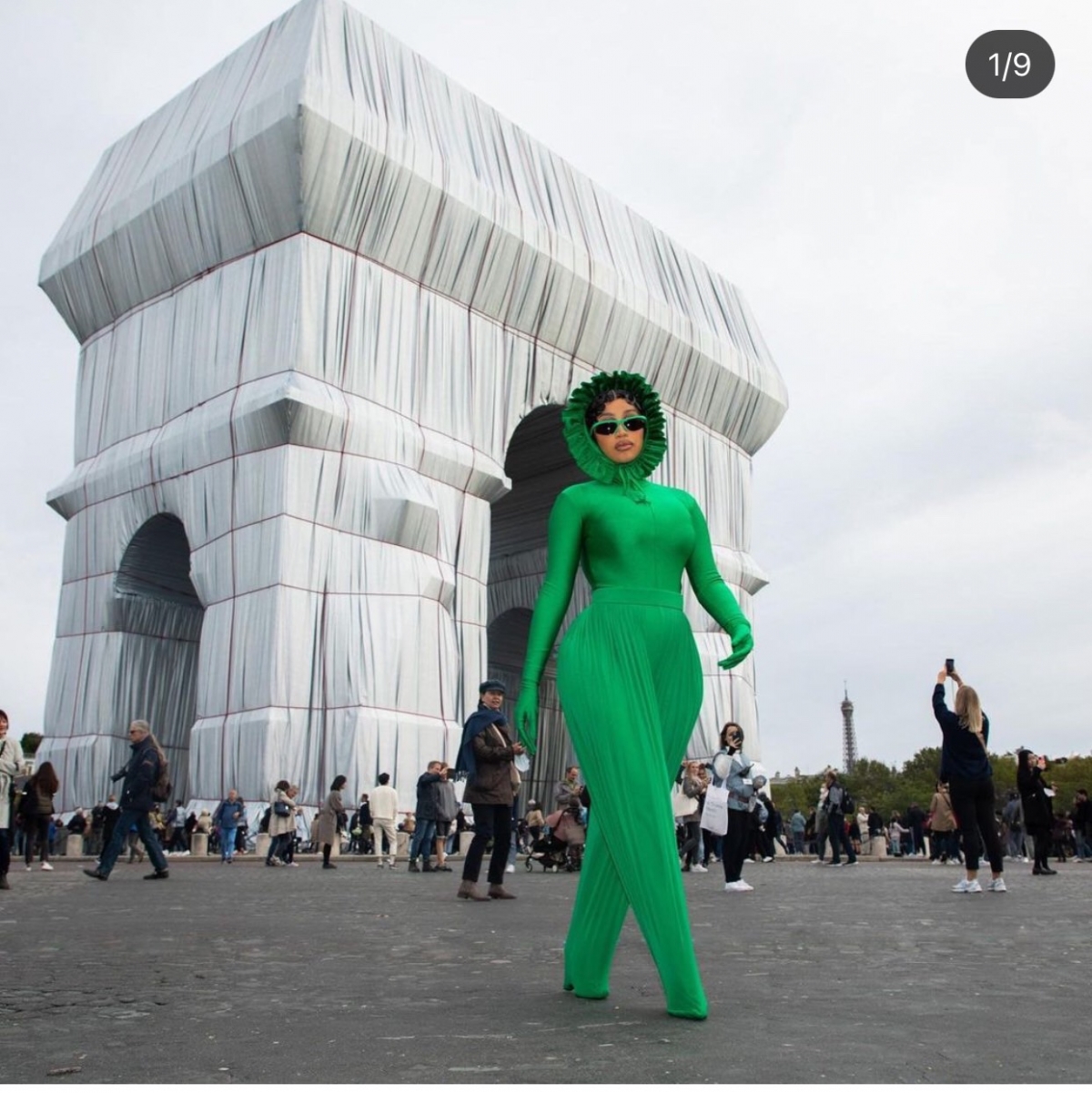 Cardi B出席巴黎時裝周，被網友笑稱造型神似天線寶寶