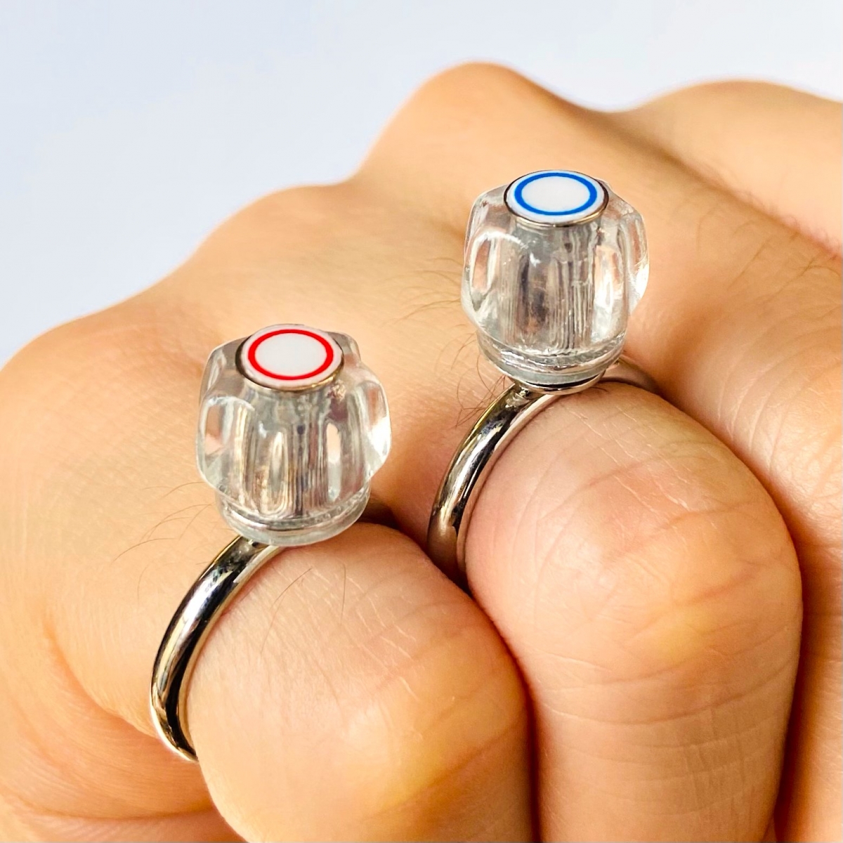 日本設計師「池田亮」近期推出了一款懷舊造型的「水龍頭戒指」。