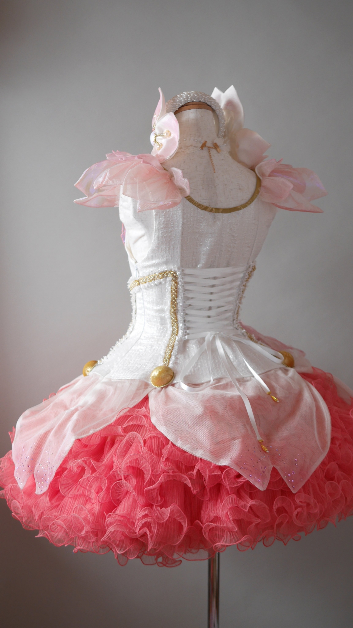 小櫻戰鬥服以珍珠白、櫻花粉為主色打造