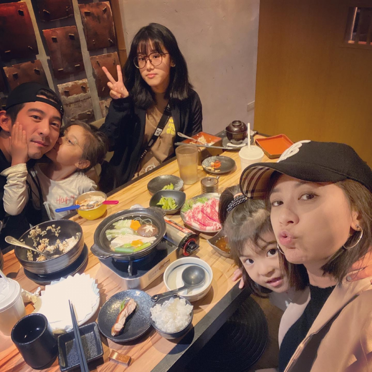 一家五口感情融洽